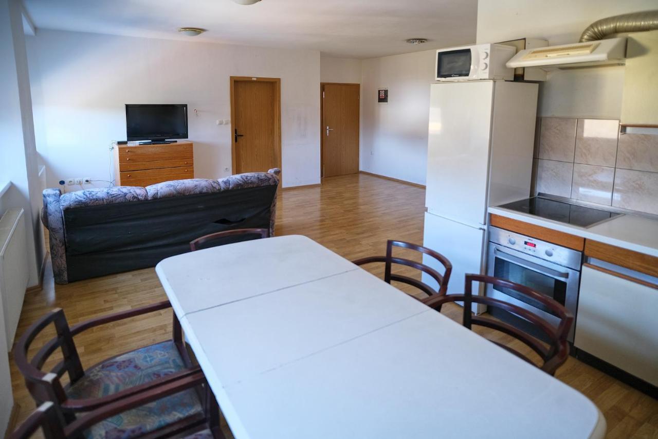 Sostanj Velenje Ravne Sobe Rooms Vrtacnik D O O Exterior photo