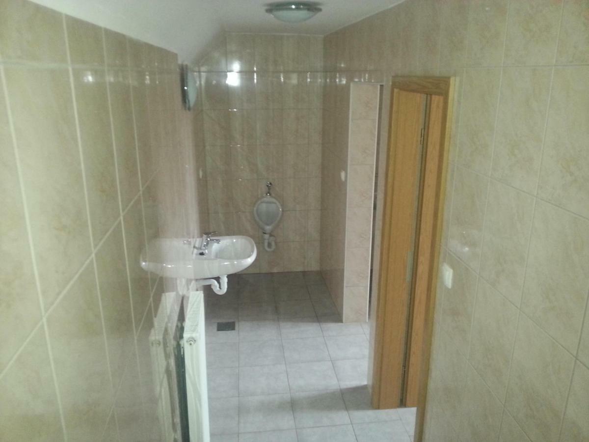 Sostanj Velenje Ravne Sobe Rooms Vrtacnik D O O Exterior photo